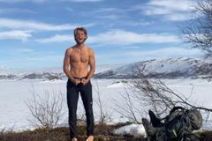 Z univerzity do džungle. Tarzan z Kodaně si v divočině staví dům za pomoci YouTube
