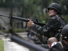Filipínský voják před manilským hotelem Peninsula