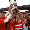 Trenér SK Slavia Praha (uprostřed) se také potěšil s trofejí pro vítěze fotbalové ligy.