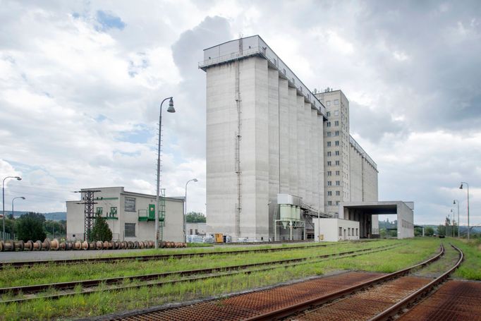 Druhé největší silo na obilí v ČR v Blovicích. Je součástí systémy Státní správy hmotných rezerv.