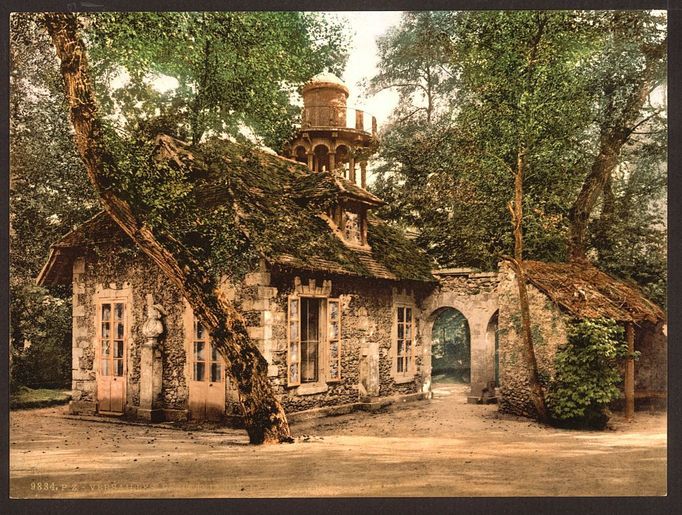 Zámky Versailles a Fontainebleau na 120 let starých fotkách