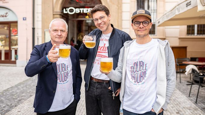 Limitku pivovarů Obora a Budějovický Budvar degustoval s oběma sládky i herec a autor gastromapy Lukáš Hejlík.