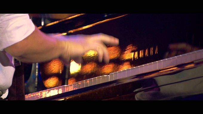 Coververze songu Don’t Stop The Music od Rihanny, jak ho Jamie Cullum hrál na jazzovém festivalu ve francouzském Vienne.