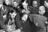 Reinhard Heydrich (uprostřed) si prohlíží české korunovační klenoty. Skloněný vlevo generál Rudolf Toussaint. Vpravo K. H. Frank. Za ním je státní prezident Emil Hácha. Praha, 19. listopadu 1941.