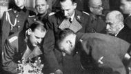 Reinhard Heydrich (uprostřed) si prohlíží české korunovační klenoty. Skloněný vlevo generál Rudolf Toussaint. Vpravo K. H. Frank. Za ním je státní prezident Emil Hácha. Praha, 19. listopadu 1941.