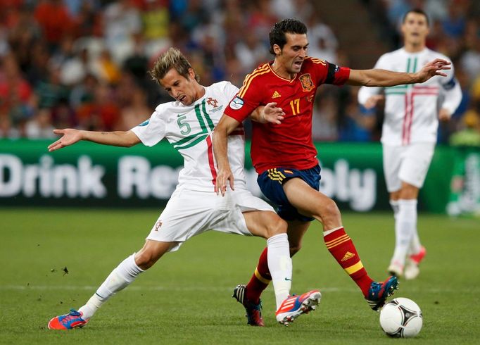 Fabio Coentrao brání Alvára Arbelou během semifinále na Euru 2012.