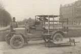 S rozvojem aut na počátku 20. století se ale postupně i sanitky dočkaly motorizace. Třeba Laurin & Klement vyrobil svou první sanitku z typu C1 v roce 1906. Šlo o vojenskou sanitku, kde byla čtvery nosítka umístěná nad sebou.