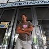 Protest proti stávce: Živnostník se připoutal ke dveřím odborů