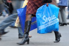 Německé obchody přestanou od července dávat plastové tašky zdarma