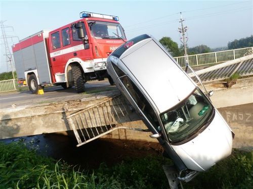 Auto prorazilo u Měnína na Brněnsku most