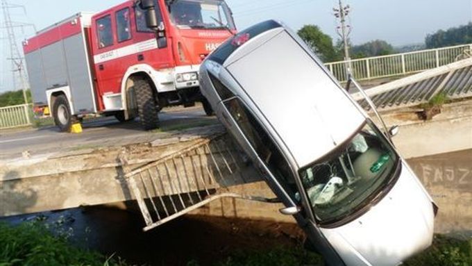 Auto prorazilo u Měnína na Brněnsku zábradlí mostu a zůstalo tam viset