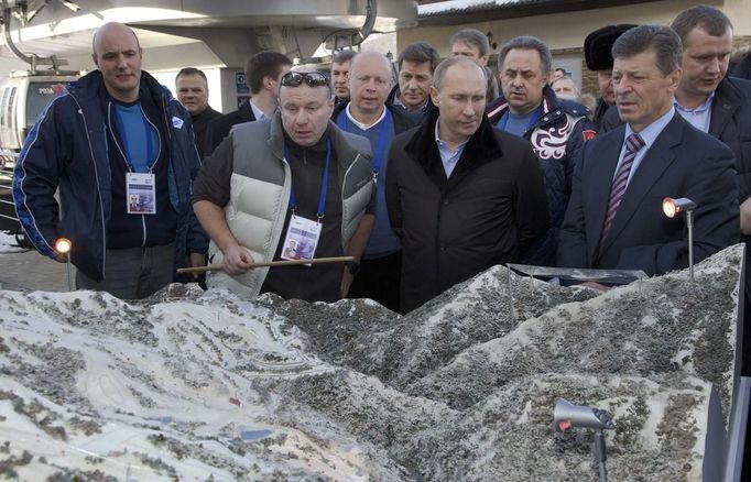 Russia's President Vladimir Putin (2nd R) listens to Interros Company President Vladimir Potanin (2nd L), with Sochi 2014 chief Dmitry Chernyshenko (L) and deputy Prime Minister Dmitry Kozak (R) standing nearby, as he visits the Rosa Khutor Alpine Center in Rosa Khutor outside the Black Sea resort of Sochi, February 6, 2013. Putin on Wednesday toured objects of the Olympic mountain cluster, which will host the 2014 Winter Olympic Games. REUTERS/Ivan Sekretarev/Pool (RUSSIA - Tags: POLITICS SPORT OLYMPICS BUSINESS) Published: Úno. 6, 2013, 4:08 odp.