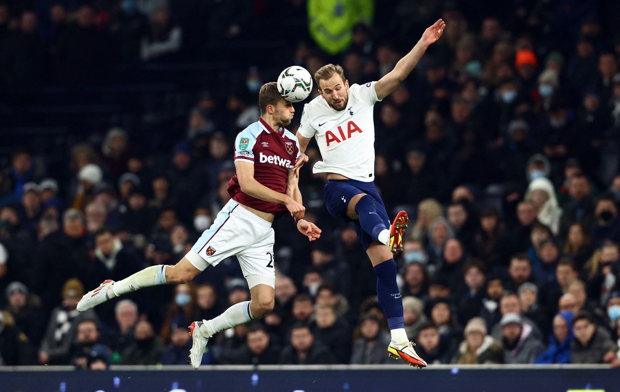 Tomáš Souček z West Hamu a hráč Tottenhamu Harry Kane ve čtvrtfinále anglického Ligového poháru