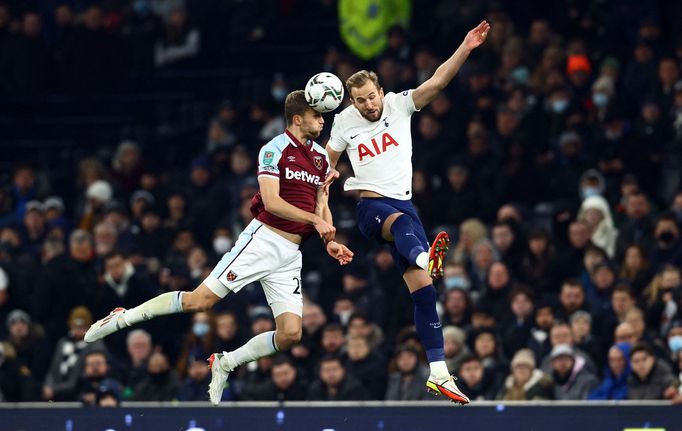 Tomáš Souček a Harry Kane ve čtvrtfinále anglického Ligového poháru.