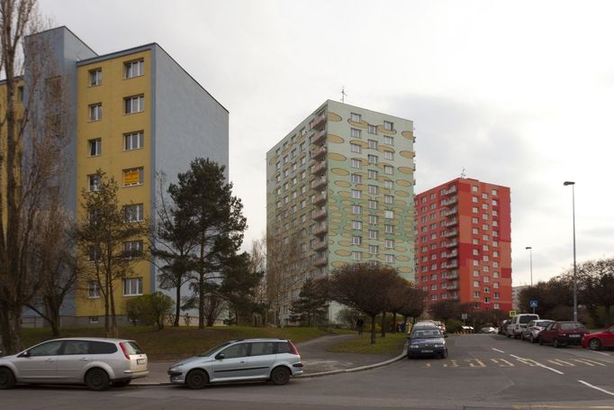 Barevné fasády panelových domů, Zahradní Město , foto: Tomáš Brabec, 2012, Útvar rozvoje hl. m. Prahy