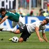 Carlos Vela a Mats Hummels v zápase Německo - Mexiko na MS 2018