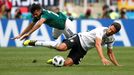 Carlos Vela a Mats Hummels v zápase Německo - Mexiko na MS 2018