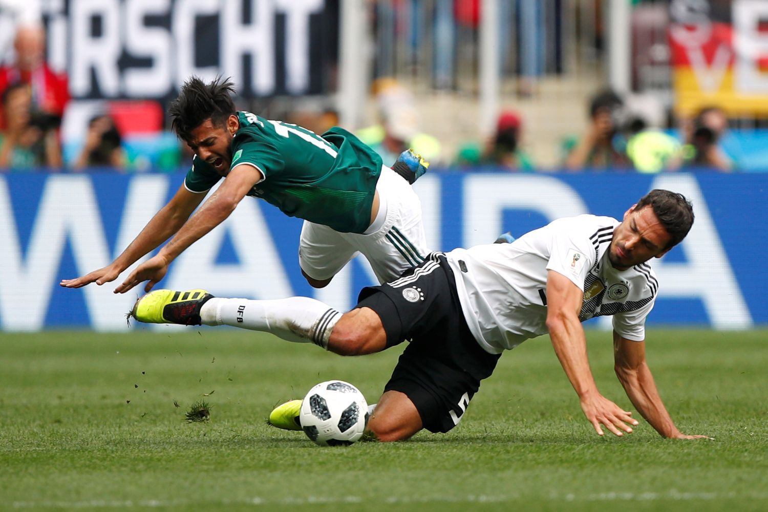 Carlos Vela a Mats Hummels v zápase Německo - Mexiko na MS 2018