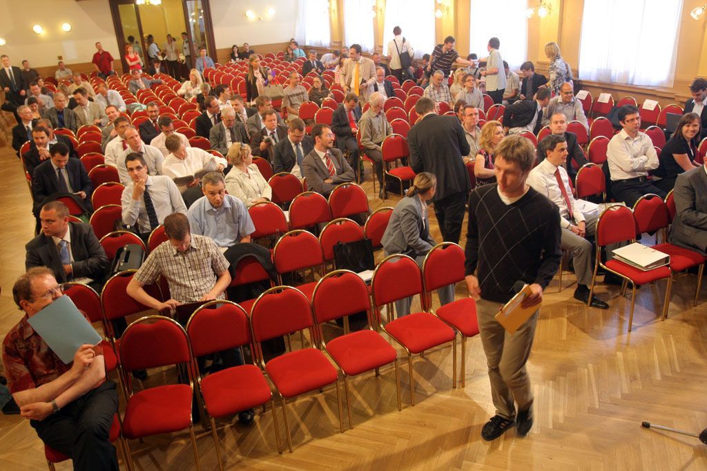 Sazka; věřitelský výbor; Národní dům na Vinohradech