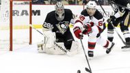 Začněme u nejčerstvějšího hitu, který Jágr utrpěl v noci na středu při zápase s Pittsburghem v zámořské NHL. Robertu Bortuzzovi faul neodpískali, nicméně NHL už oznámila, že se jeho zákrokem bude disciplinárka zabývat.