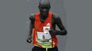 Keňský maratonec Peter Kirui dobíhá jako první půlmaraton v Bogotě.