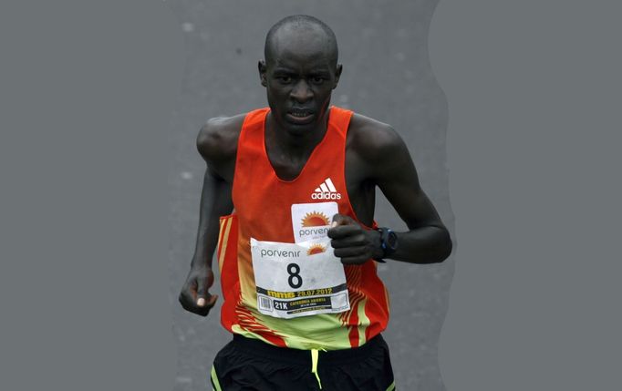 Keňský maratonec Peter Kirui dobíhá jako první půlmaraton v Bogotě.