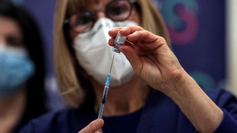Senátoři vytáhli do boje proti povinnému očkování. Kdo se vakcíně nevyhne?