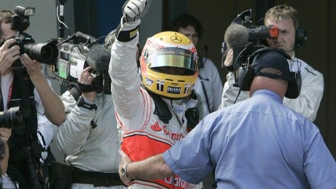 Lewis Hamilton z McLarenu se raduje po vítězství v kvalifikaci na Velkou cenu Austrálie.