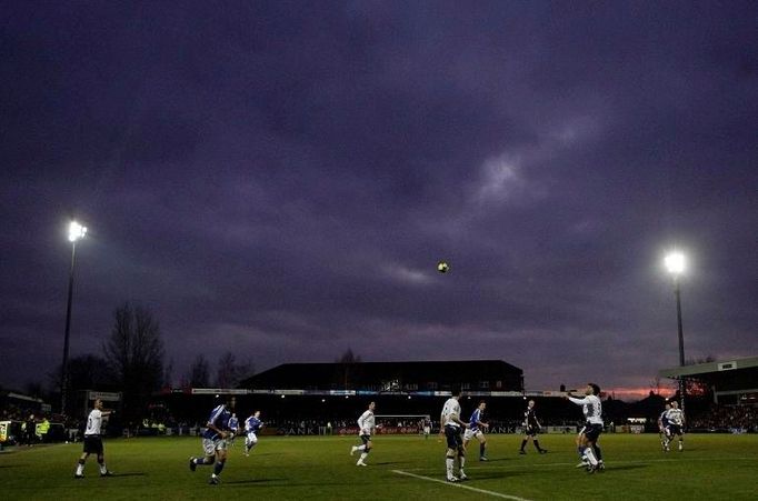 Zápas Macclesfield Town - Everton se konal za zajímavého světla