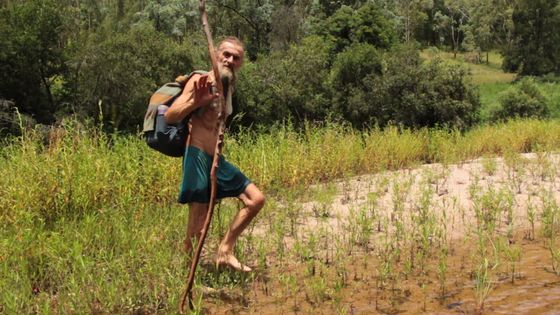 Jak žije Charlie Soukup v australské buši. Snímky z dokumentárního filmu Feral