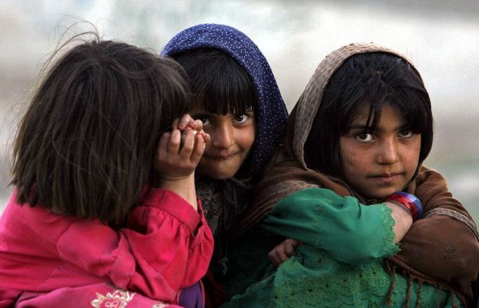 Afghan girls watch the photographer in the city of Ghazni, southwest of Kabul August 23, 2007. REUTERS/Ahmad Masood (AFGHANISTAN)