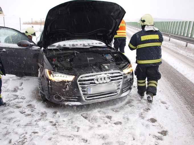 Úterý 12. 2. 2013: Dopolední nehoda dvou osobních vozidel a dvou dodávek na 69. kilometru dálnice D11.