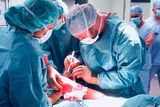 Operace roustoucí endoprotézy na ortopedické klinice Nemocnice Na Bulovce. Operuje lékař Jan Lesenský.