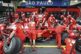 Mechanici stáje Ferrari trénují zastávku v boxech před Velkou cenou Brazílie. I na nich budou záviset naděje Felipeho Massy na zisk titulu.