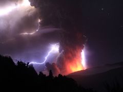 Erupce sopky je vždy velkou podívanou.