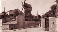 Větrný mlýn Moulin de la Galette na Montmartru. Kdysi zde býval známý kabaret. Mlýn se objevil na slavných obrazech od Augusta Renoira, Vincenta van Gogha, Pabla Picassa či Henriho de Toulouse-Lautreca. Přesněji nedatovaný snímek je z přelomu 19. a 20. století.