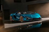 Zákazníka si za 300 milionů rublů (asi 75 milionů korun) našel i jeden exemplář supersportovního roadsteru Lamborghini Sián.