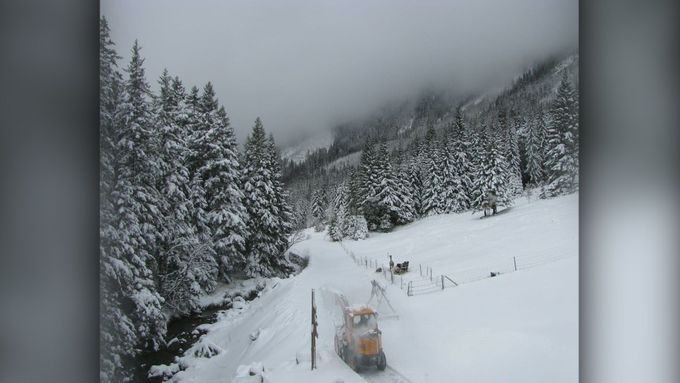 Webové kamery v okolí nejvyšší české hory zachytily sněhovou vánici, která přinesla do Krkonoš letošní první značný příděl sněhu.