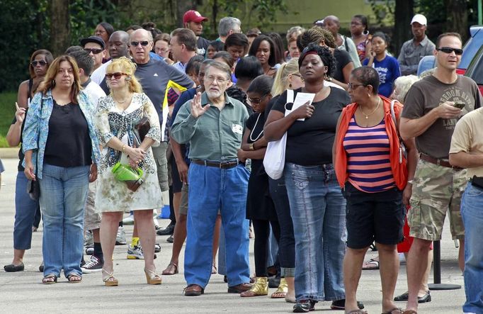 Long lines of voters are seen at the Supervisor of Elections office in West Palm Beach, Florida November 5, 2012. Palm Beach County Supervisor of Elections Supervisor Susan Bucher is one of five supervisors in heavily populated counties who has allowed in-person absentee voting after Florida Republican Governor Rick Scott refused to extend early voting. REUTERS/Joe Skipper (UNITED STATES - Tags: POLITICS ELECTIONS USA PRESIDENTIAL ELECTION) Published: Lis. 5, 2012, 5:26 odp.