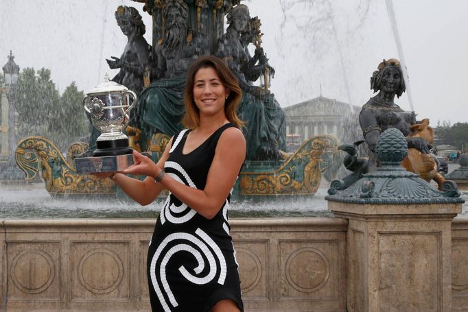 Garbiňe Muguruzaová s trofejí pro vítězku French open 2016