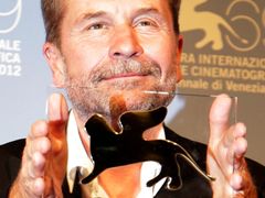 Zvláštní cenu poroty dostal film o sexu a náboženství rakouského režiséra Ulricha Seidla Paradies: Glaube (Ráj: Víra)