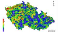 Nadějí je tahle mapka podzemního tepla, pod Semily se to červená. Stačí se k němu provrtat tak pět kilometrů hluboko.