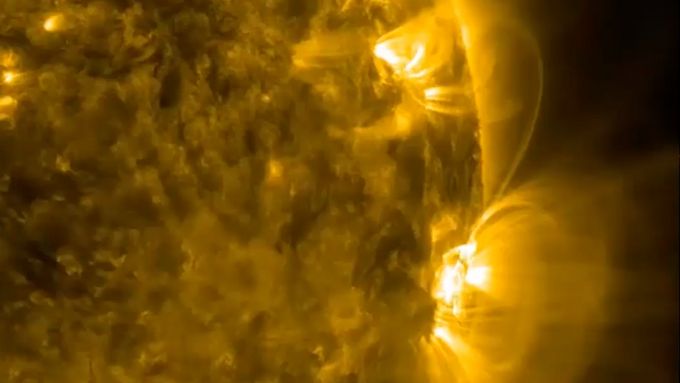 NASA publikovala záběry, které ukazují magnetické indukční čáry nad Sluncem