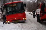 Během sněhové kalamity na Jesenicku museli hasiči vyprošťovat i dva autobusy z příkopu.