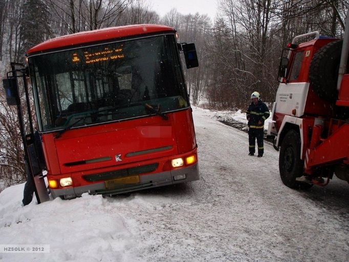 Během sněhové kalamity na Jesenicku museli hasiči vyprošťovat i dva autobusy z příkopu.