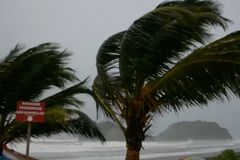 Hurikán Maria sílíl a blíží se k Bahamám, ve střehu mají být i Američané. Počet obětí stoupl na 32