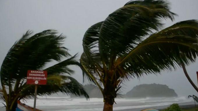 Silný vichr, zlámané stromy a vysoké vlny. Hurikán Maria udeřil na Martinik