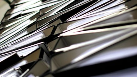 Bláha: Stát je děravá konev. V registru jsme našli mnoho zakázek pro firmy s vazbami na politiky