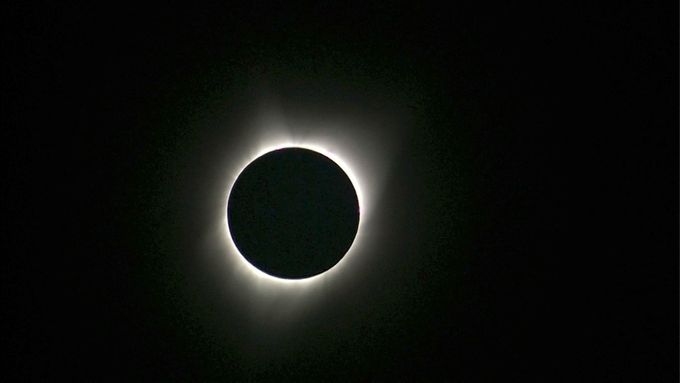 Američané mohli po 99 letech sledovat úplné zatmění Slunce. Záběry jsou z Oregonu