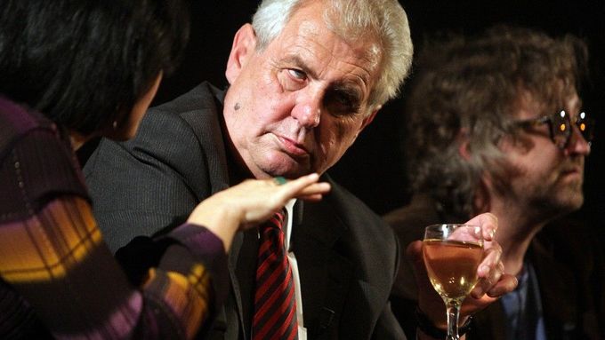 Miloš Zeman má nakročíno. Nebo ne?